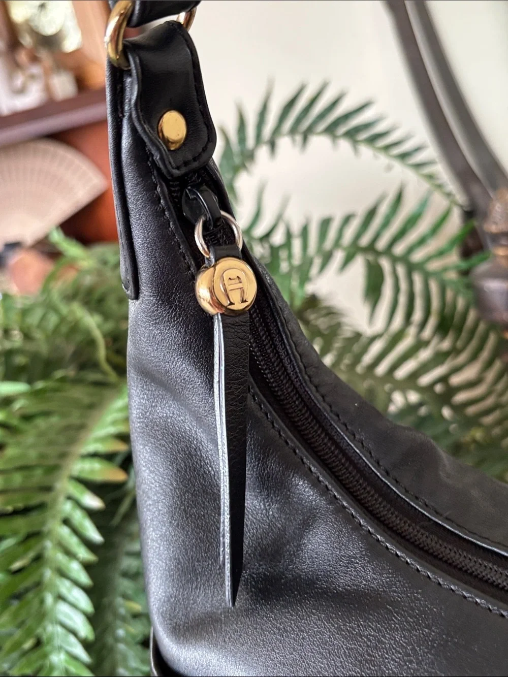 Vintage Etienne Aigner Genuine Leather Black Shoulder Bag Classic Zippered Hobo